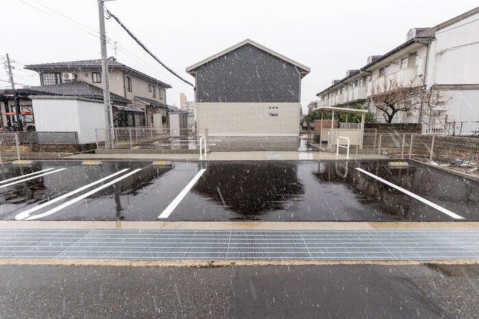 アデルの駐車場