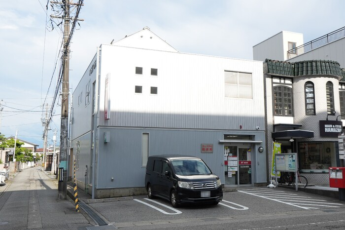 アデルの駐車場