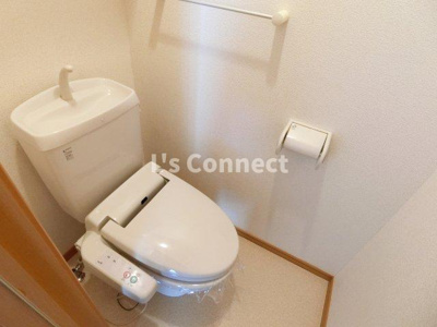 【トイレ】 | ペネトラーレ・北中山Ⅲ | 温水洗浄便座付きのトイレ。