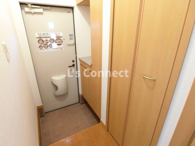 【玄関】 | ペネトラーレ・北中山Ⅲ | 背の高い下駄箱で靴も収納できます。