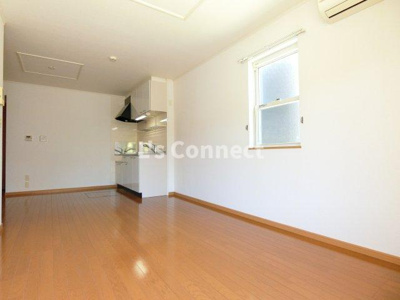 【居間・リビング】 | ペネトラーレ・北中山Ⅲ | 角部屋で２面に窓があります。