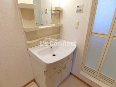 【洗面所】 | ペネトラーレ・北中山Ⅲ | 朝の支度もスムーズな独立洗面台。