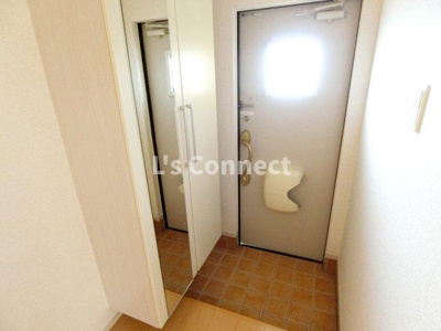 【玄関】 | ティアラコート | 背の高い下駄箱には鏡付きで身だしなみチェック。