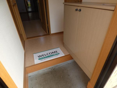 【玄関】 | スズラン | 写真は同タイプの別のお部屋のものです。