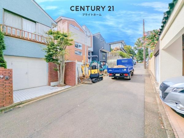 横浜市青葉区桜台の新築一戸建の前面道路含む現地写真|車通りが少ない為、小さなお子様にも安心です。
是非一度、現地へ起こしください。

