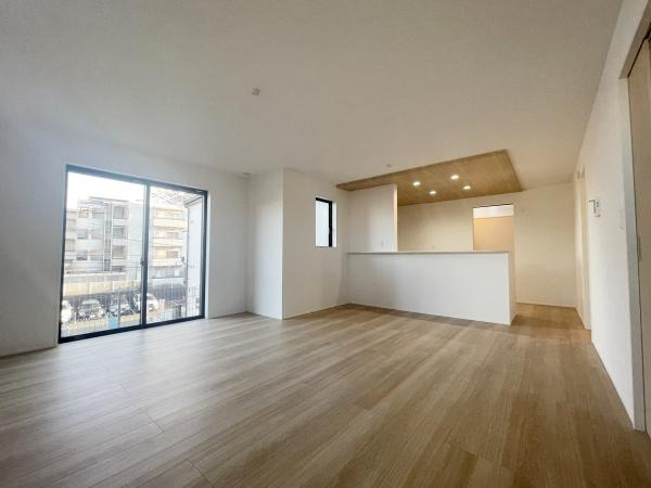 川崎市宮前区鷺沼２丁目の新築一戸建の居間・リビング|ダイニングテーブルを置いても、広々リビングです♪インテリアが合わせやすりレイアウトです♪