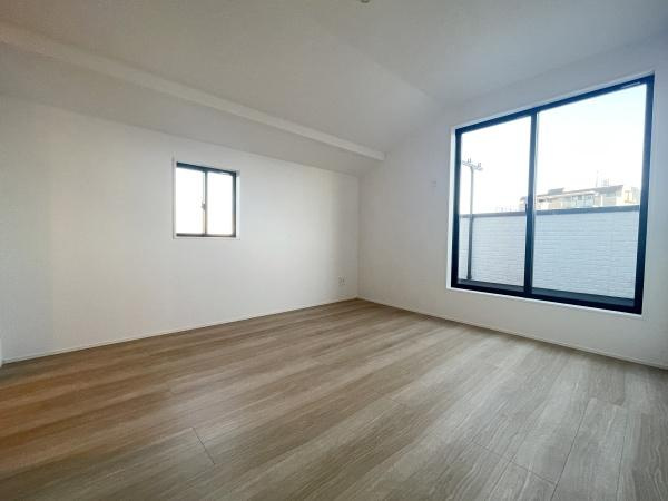 川崎市宮前区鷺沼２丁目の新築一戸建の洋室|白とナチュラルの落ち着いたカラーセレクトです
