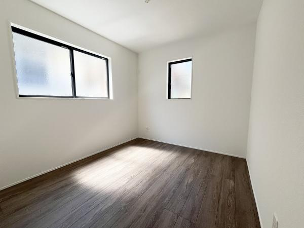 川崎市宮前区鷺沼２丁目の新築一戸建の洋室|白とナチュラルの落ち着いたカラーセレクトです
