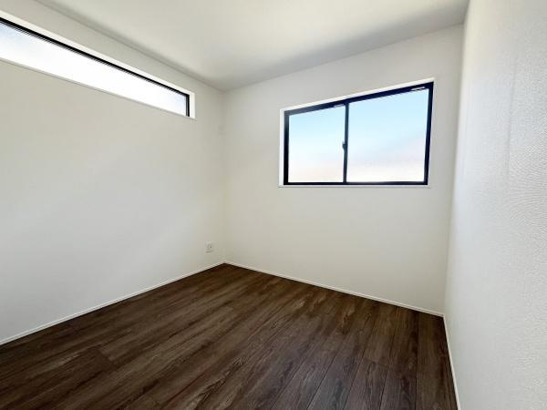 川崎市宮前区鷺沼２丁目の新築一戸建の洋室|白とナチュラルの落ち着いたカラーセレクトです
