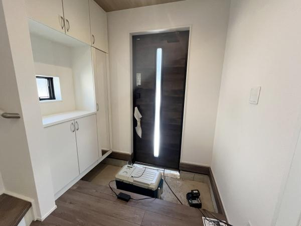 川崎市宮前区鷺沼２丁目の新築一戸建の玄関|収納力たっぷりのシューズボックスもあり、玄関もスッキリ整理出来ます♪