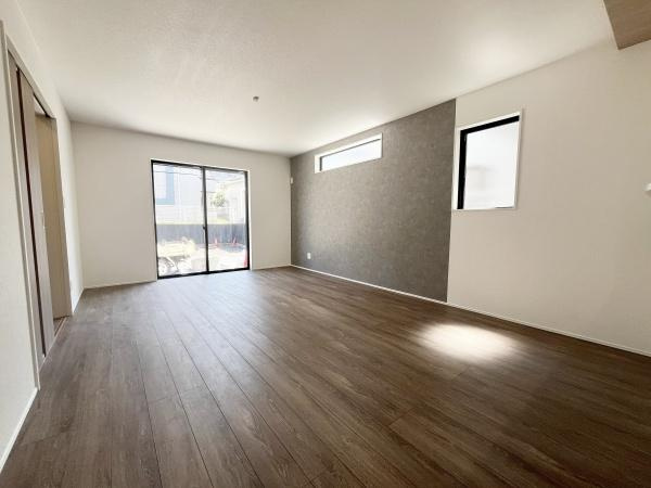 川崎市宮前区鷺沼２丁目の新築一戸建の居間・リビング|みんなが集うLDKはあたたかい日差しが入り込み、自然と楽しい会話が弾む幸せな空間に♪

