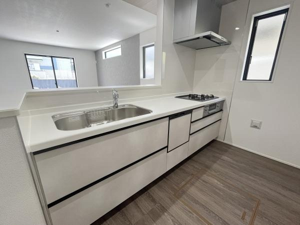 川崎市宮前区鷺沼２丁目の新築一戸建のキッチン|キッチンスペースは広々しており、調理の効率が上がる３口コンロに、食洗器もついており、家事もはかどります♪