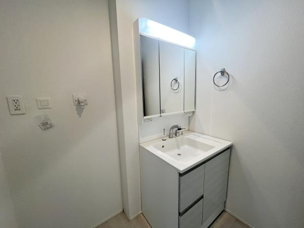 川崎市宮前区鷺沼２丁目の新築一戸建の独立洗面台|十分な大きさの洗面台は収納力大。身だしなみチェックや歯磨きなど、朝の慌ただしい時間でも余裕とゆとりを感じられます♪
