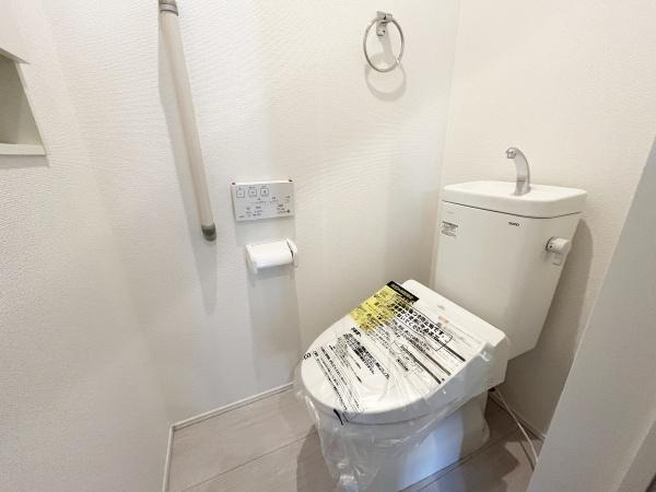 川崎市宮前区鷺沼２丁目の新築一戸建のトイレ|落ち着いた色合いのトイレは、保温・洗浄機能付きです。
