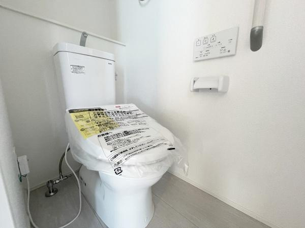 川崎市宮前区鷺沼２丁目の新築一戸建のトイレ|落ち着いた色合いのトイレは、保温・洗浄機能付きです。
