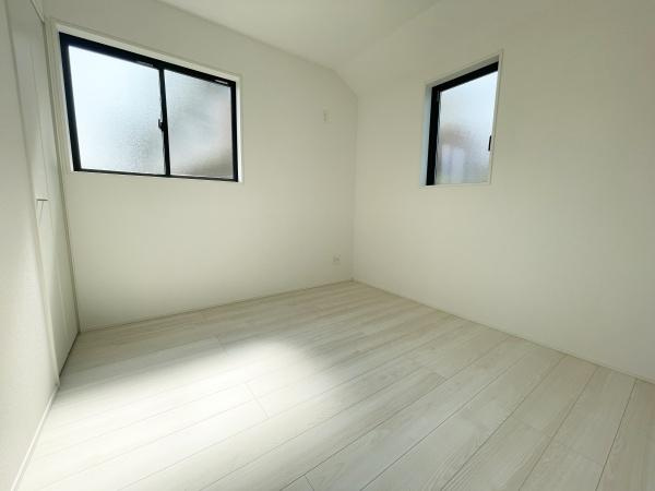 川崎市宮前区鷺沼２丁目の新築一戸建の洋室|白とナチュラルの落ち着いたカラーセレクトです
