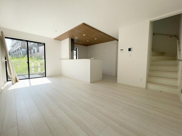 川崎市宮前区鷺沼２丁目の新築一戸建の居間・リビング|キッチンからリビングダイニングまで見渡せて、ご家族のコミュニケーションも取りやすい間取りです