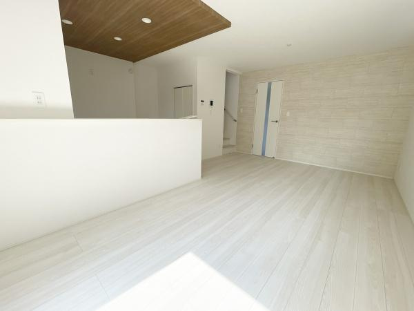 川崎市宮前区鷺沼２丁目の新築一戸建の居間・リビング|みんなが集うLDKはあたたかい日差しが入り込み、自然と楽しい会話が弾む幸せな空間に

