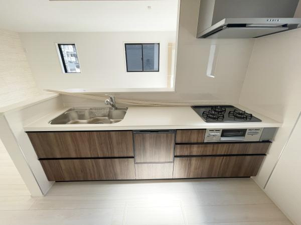 川崎市宮前区鷺沼２丁目の新築一戸建のキッチン|キッチンスペースは広々しており、調理の効率が上がる３口コンロに、食洗器もついており、家事もはかどります
