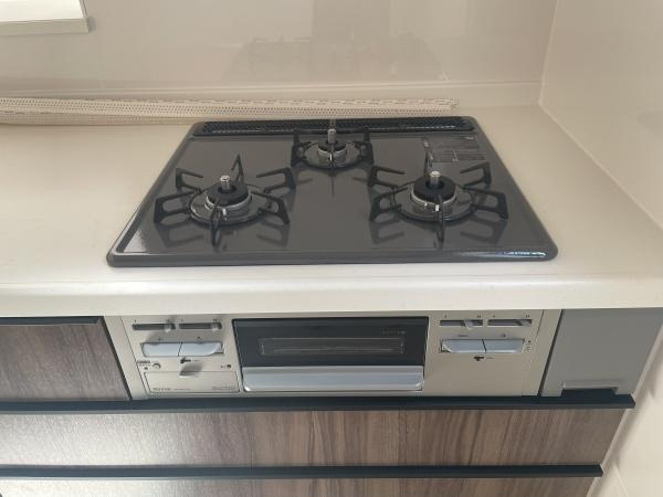 川崎市宮前区鷺沼２丁目の新築一戸建のキッチン|調理の効率があがる使いやすい３口コンロ
