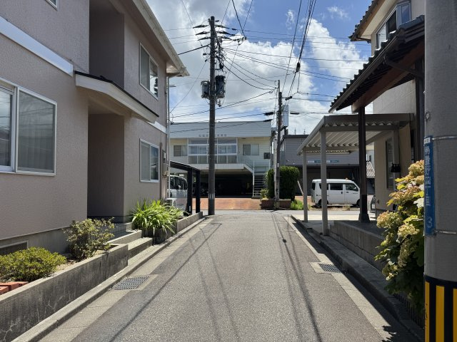 中央区鳥屋野4丁目　中古戸建の前面道路含む現地写真
