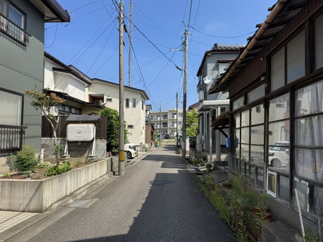 中央区鳥屋野4丁目　中古戸建の前面道路含む現地写真