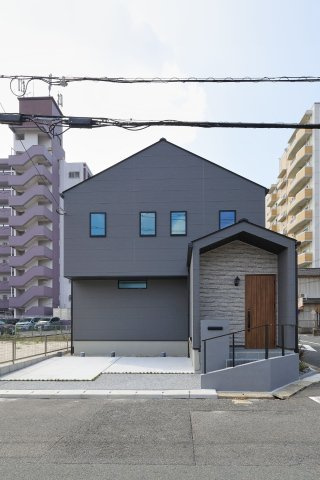 境川二丁目（4期）の完成予想図|【建物プラン例】建物価格1990万円、建物面積106.81㎡
目を引く外観に、心地よさと存在感を両立。カフェスタイルのランドマーク。