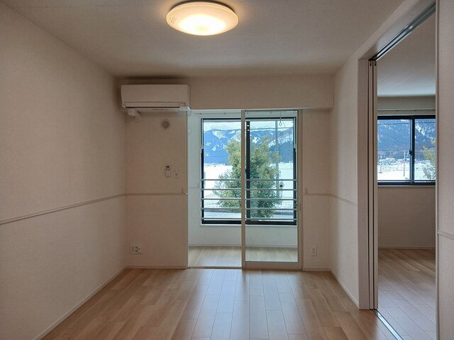 ローズ　ガーデン　大野　Ｂの居間・リビング