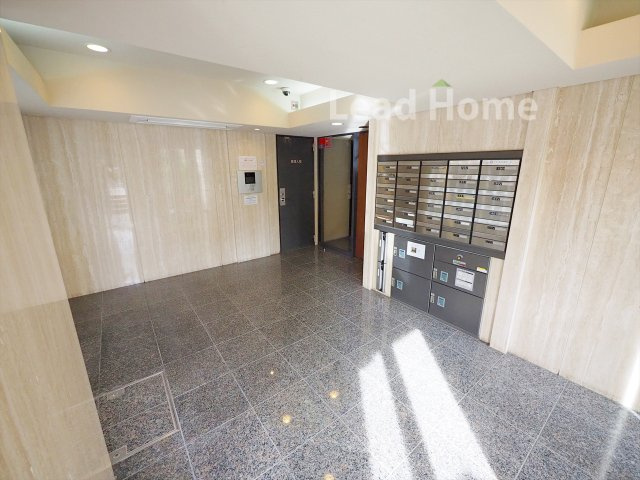 【エントランス】 | ビバリーホームズ松濤 | 3方角部屋で陽当たり良好！階下に住戸がない為、お子様ものびのびと過ごせる住環境です。