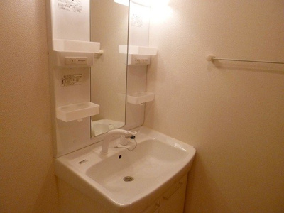 【洗面所】 | ドルチェⅡ | 明るい洗面所です