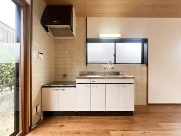 上白木　中古のキッチン|壁にはアクセントタイルを使われていて、オシャレなだけでなくお手入れもしやすいのが特徴です♪