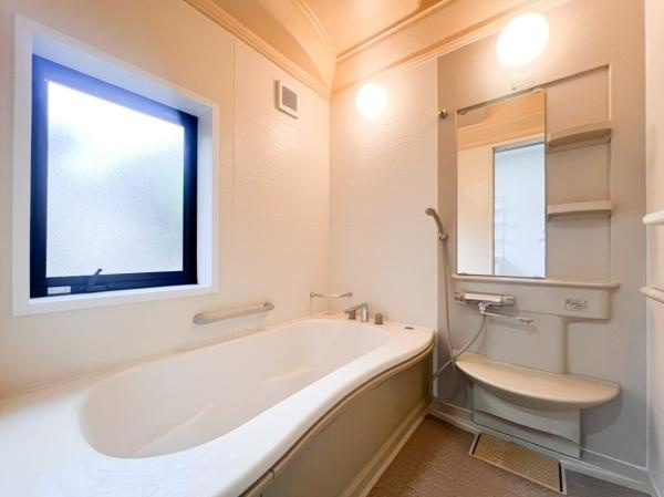 上白木　中古の浴室|お風呂はお家のリラックススポット。
広々とした浴室で、1日の疲れをゆったり癒せます。
さらに窓付きで換気もしやすく、清潔で快適な空間を保てます。