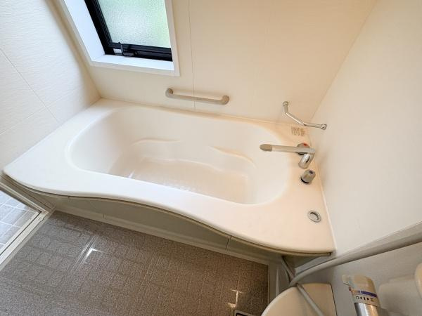 上白木　中古の浴室|明るい窓付きで自然光が入るバスルームです。手すりが設置されており安心してご利用いただけます。シンプルで清潔感のある内装です。