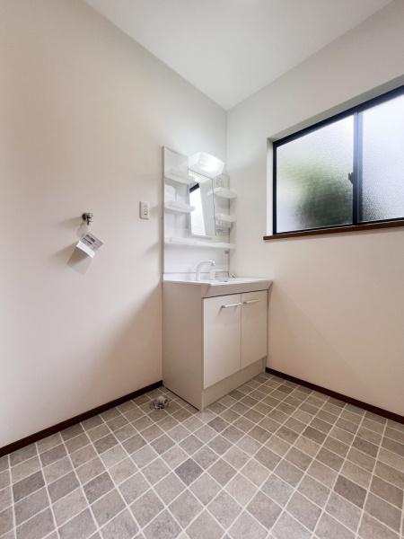 上白木　中古の独立洗面台|室内洗濯機置き場もあり、工夫すれば収納スペースも十分取れそう。