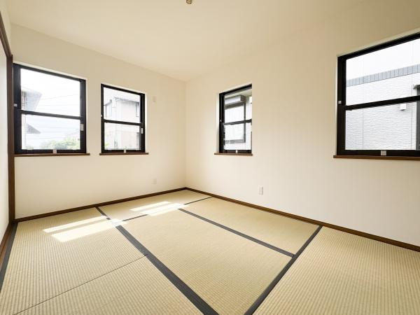 上白木　中古の和室|畳の温かみが感じられる和室は、どこか懐かしく落ち着きます。大きな窓から自然光が差し込み、明るく開放感のある空間が広がっています。