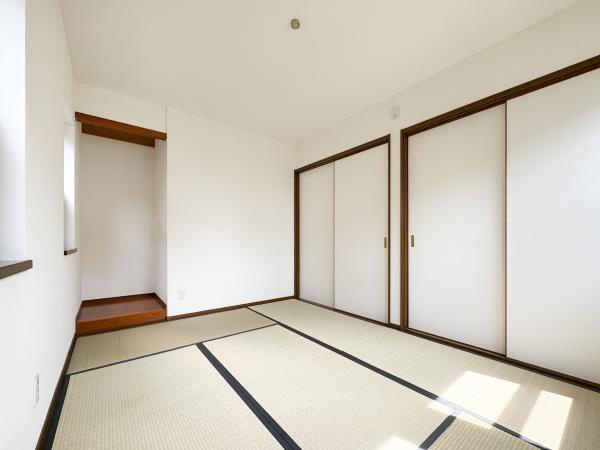 上白木　中古の和室|和室は収納スペースも豊富です♪