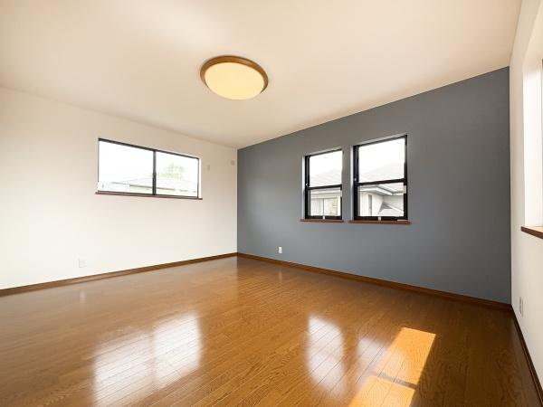 上白木　中古の洋室|シンプルでシックなアクセントカラーの壁紙が特徴です。