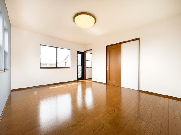 上白木　中古の洋室|2面採光で明るく、風通し良好です！