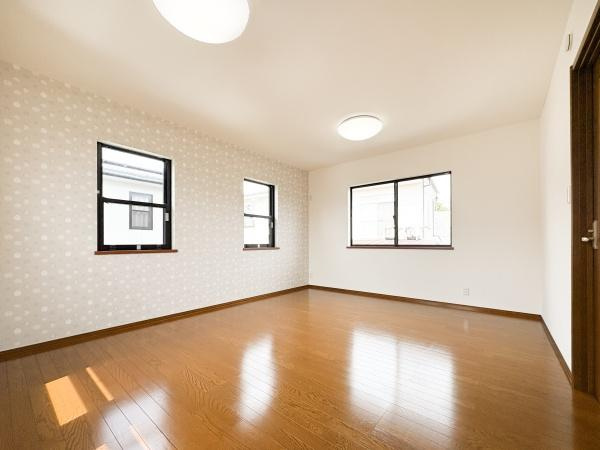 上白木　中古の洋室|10帖の広々とした洋室です。窓も5か所あり、自然光が差し込む明るいお部屋。
