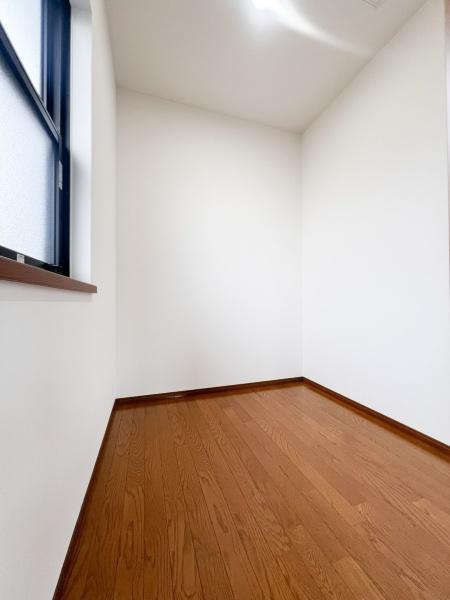 上白木　中古の収納|十分な収納スペースが確保されたウォークインクローゼット。服やバッグ、スーツケースなどを効率よく収納でき、整理整頓も簡単。