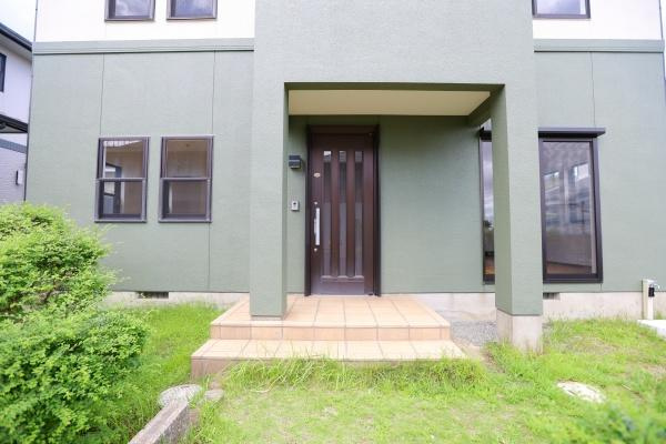 上白木　中古のその他|屋根付きの玄関ポーチで雨の日も安心♪ポーチ隣に自転車等も置けそうな広い空間になってます。