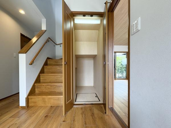 上白木　中古の内装|階段横には、掃除用具や防災グッズなども収納可能な照明付きの収納があります！
