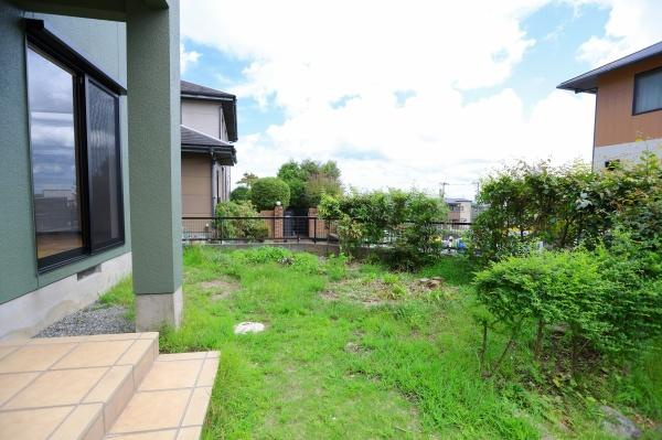 上白木　中古の庭|広々としたお庭はお子様の遊び場としてはもちろん、ガーデニングや家庭菜園も楽しめそう♪