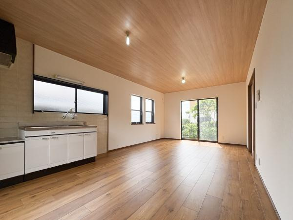 上白木　中古の居間・リビング|14帖のゆったりとした広いスペース。シンプルな間取りで、ソファやテレビボードを置いてもゆとりがあります。
家族構成やライフスタイルに合わせて、思い通りの空間づくりを楽しめます♪