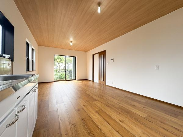 上白木　中古の居間・リビング|天井に木目調のクロス、床にフロアタイルが貼られているリビングは、家族団らんの落ち着く空間になっています。