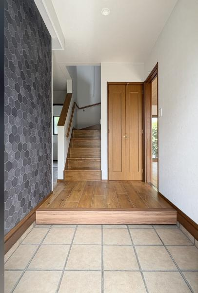 上白木　中古の玄関|間口が広く、出入りしやすい玄関です！