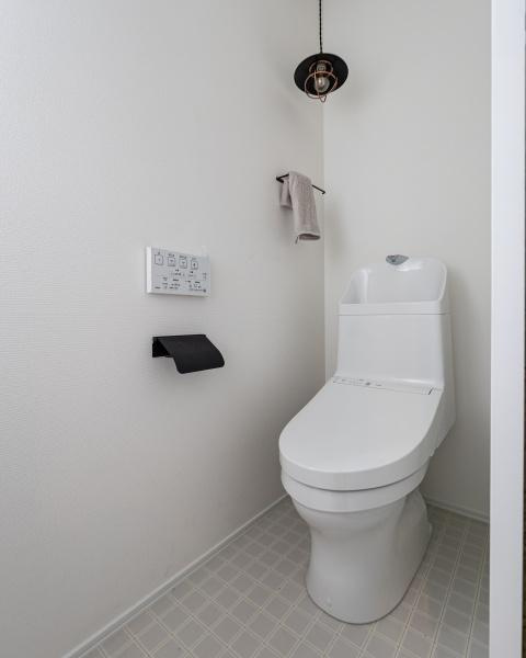 大在浜　新築のトイレ|一体型トイレは、シンプルでお手入れがとても簡単♪隙間が少なく、汚れがたまりにくいので、いつでも清潔を保ちやすいです。