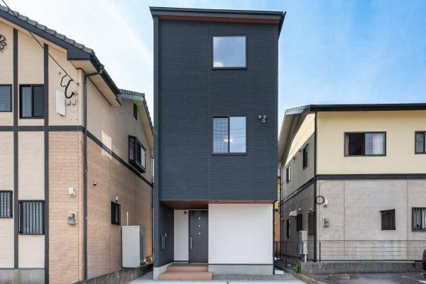 大在浜　新築の外観|シャープな外観からは想像以上の、開放感ある室内空間が魅力の3階建て住宅です。