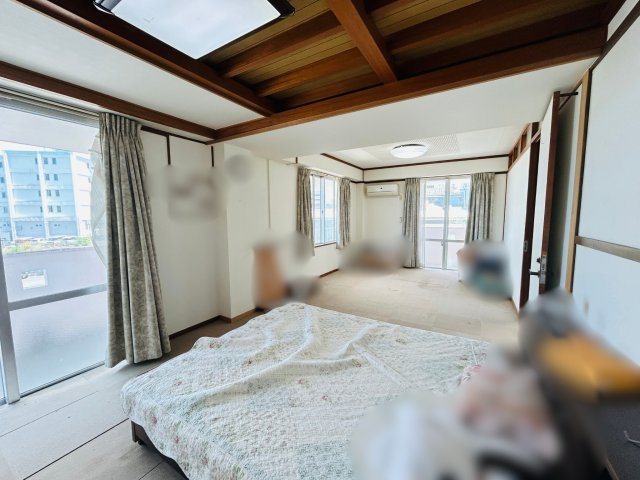 中城村伊集戸建ての洋室