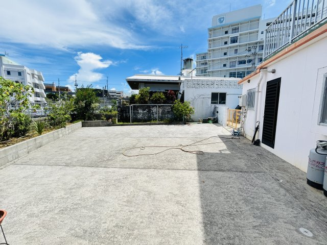 中城村伊集戸建ての駐車場